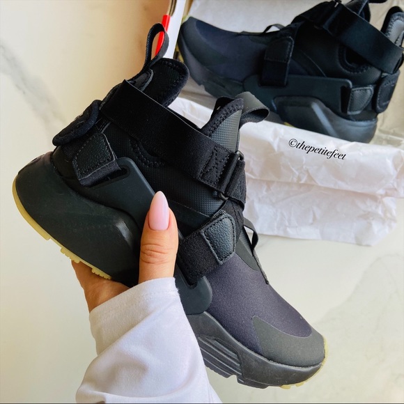Nike Shoes - NWT Nike huarache city